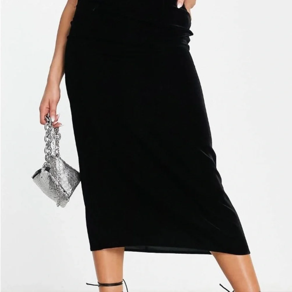 ASOS Design velvet midi skirt in black - Picture 2 of 4